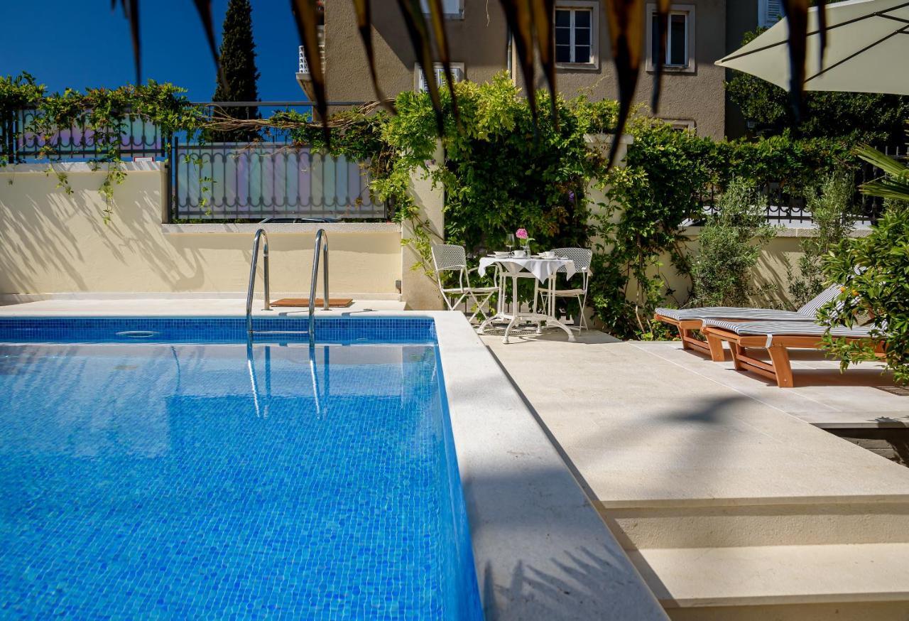 Palace Schoen Milesi - Esense Of Prestige - Private Pool - Free Parking - Old Money Style Luxury Rooms - Walking Distance To The Old Town, The Beach And All Amenities - Buralux Properties สปลิท ภายนอก รูปภาพ
