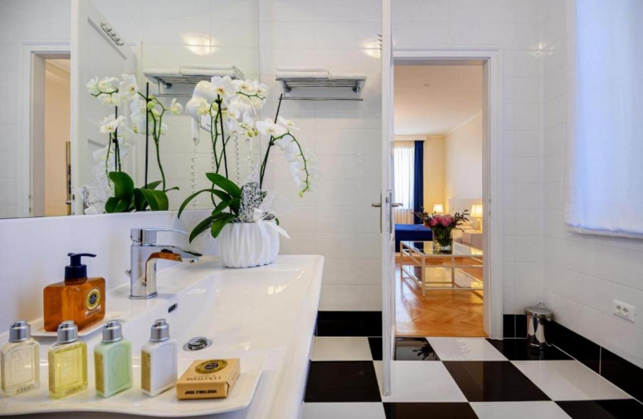 Palace Schoen Milesi - Esense Of Prestige - Private Pool - Free Parking - Old Money Style Luxury Rooms - Walking Distance To The Old Town, The Beach And All Amenities - Buralux Properties สปลิท ภายนอก รูปภาพ