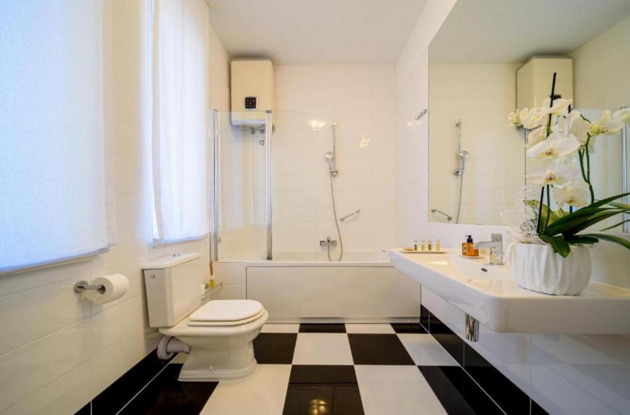 Palace Schoen Milesi - Esense Of Prestige - Private Pool - Free Parking - Old Money Style Luxury Rooms - Walking Distance To The Old Town, The Beach And All Amenities - Buralux Properties สปลิท ภายนอก รูปภาพ
